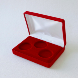 Бархатная подарочная коробка для 3-х монет (под диаметр капсул 46 мм)